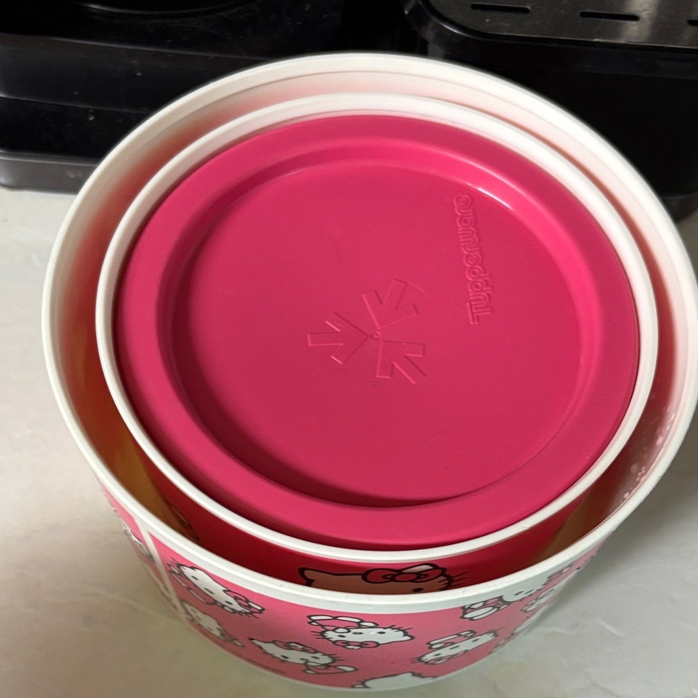 Hello Kitty Nested Tupperware Containers - Picture 4 of 13